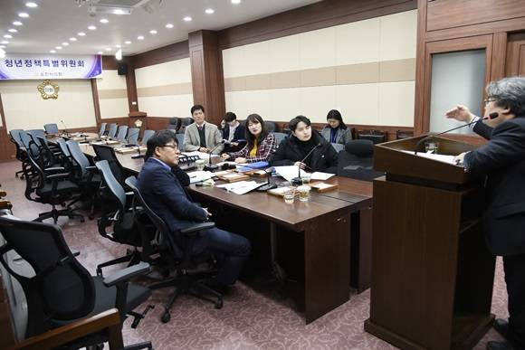 순천시의회 청년정책특별위원회 의원들이 청년정책 및 일자리 지원 정책등을 논의하고 있다. ⓒ 순천시의회
