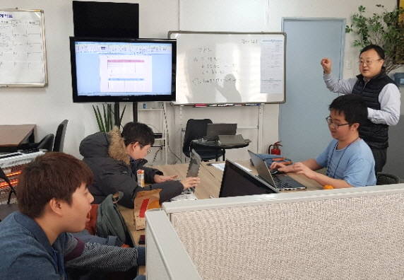 키워드 검색사 교육생 3명이 휴먼에이드포스트 교육관에서 직무훈련에 임하고 있다. 김기태 본부장이 실습훈련을 진행하고 있다. ⓒ 휴먼에이드포스트
