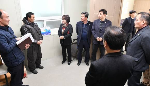 보령시의회 박금순 의장과 시의원들은 설 연휴를 앞두고 가축방역(구제역·AI) 거점소독소을 위문 격려차 방문했다. ⓒ 보령시의회