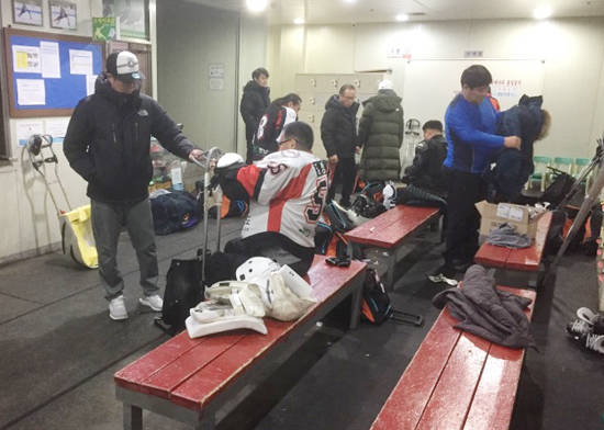 로비 겸 휴게실에서 옷을 갈아입고 있는 선수들. ⓒ 프라임경제