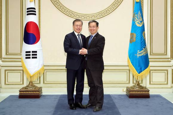 ▲ 25일 청와대에서 열린 ‘문재인 대통령 초청 민주당 원외 지역위원장 오찬 간담회’에서 문재인 대통령과 이용빈 광산갑 지역위원장이 두 손을 맞잡고 활짝 웃고 있다. ⓒ민주당 광산갑 지역위원회