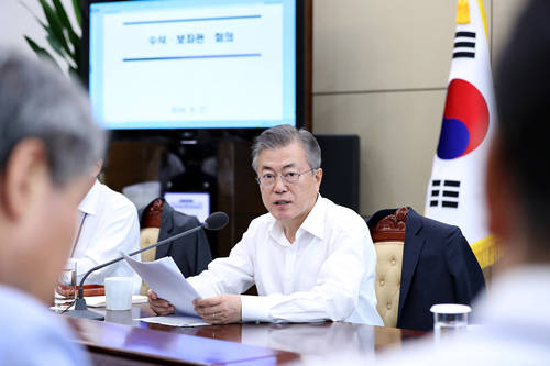 문재인 대통령은 다가오는 설 연휴를 맞아 교통사고, 화재, 산재 등 3대 안전사고를 당부하고, 전통시장을 살리기 위해 온누리상품권과 지역사랑상품권을 대폭 늘려 발행한다고 밝혔다. ⓒ 청와대