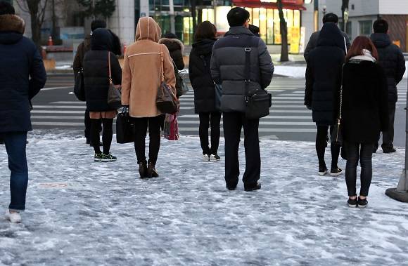 빙판길에서 넘어졌다면 빨리 병원을 찾아 뼈가 부러지지 않았는지 확인해야 해요. ⓒ 연합뉴스