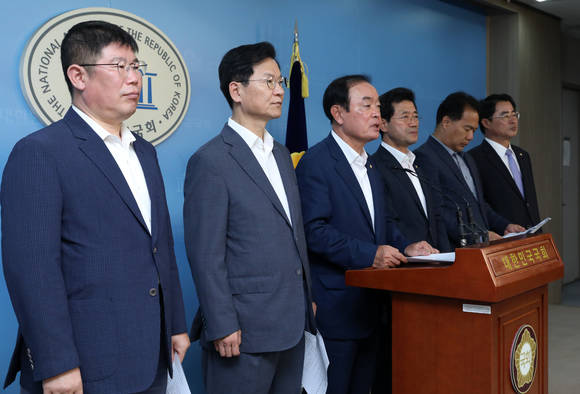 김경진(왼쪽부터), 천정배, 장병완, 정인화, 이용주, 최경환 민주평화당 의원이 2018년 8월 27일 오후 서울 여의도 국회 정론관에서 경전선 고속화 사업의 즉각적인 추진을 촉구하며 기자회견을 열고 있다. 의원들은 정부를 향해 광주송정~순천 전철화사업 예비타당성 조사를 조속히 마무리하고 사업 조기 착수를 요구했다. ⓒ뉴스1