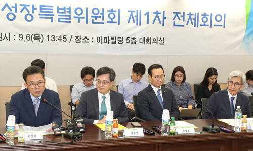 홍장표 소득주도성장특위원장은 지난 29일 열린 토론회에서 "오늘 토론회에서 나온 의견을 토대로 소득격차 완화방안을 폭넓게 검토하겠다"고 밝혔다. ⓒ 뉴스1