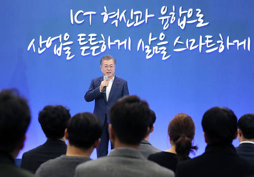 문 대통령은 지난해 자신이 감명 깊게 읽었던 '축적의 길'을 30일 청와대 직원들에게 선물한다고 밝혔다. ⓒ 청와대