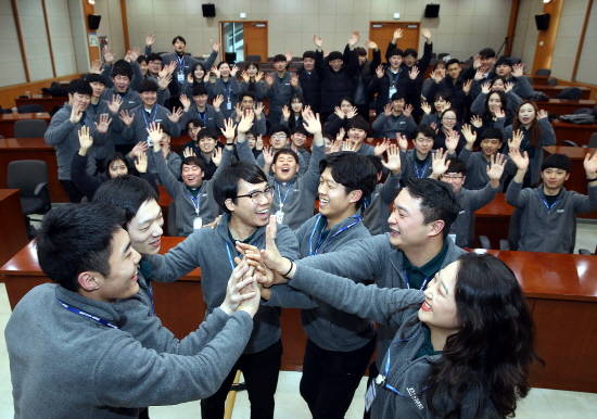 대우조선해양에 입사한 신입사원 58명이 교육과정을 모두 마치고 기뻐하고 있다. ⓒ 대우조선해양
