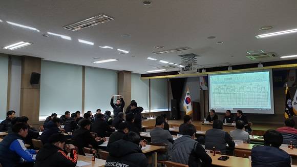 '제21회 백운기 전국 고등학교 축구대회' 관계자들이 참석한 가운데 추첨식을 하고 있다. ⓒ 광양시