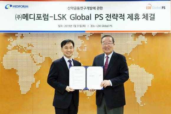 김찬규 메디포럼 대표(왼쪽)와 이영작 LSK Global PS 대표가 치매치료제 후보물질 ‘PM012’의 임상시험 대행계약 체결식 후 기념 촬영을 하고 있다. ⓒ 메디포럼