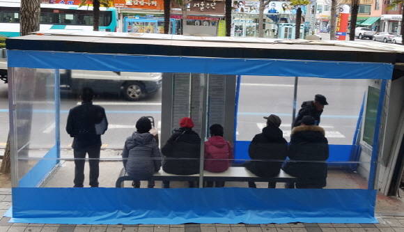 버스정류장에 설치된 열이 나게 하는 따뜻한 의자와 온실텐트예요. ⓒ 여수시
