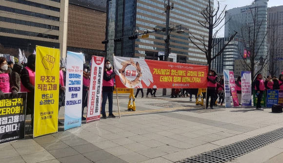한국전력 상담노동자들은 “한전본사가 여러 가지 핑계를 대면서 고객센터를 외주화 해왔다” “특히 고객센터 내에서 벌어지고 있는 부당노동행위를 사실상 조장해왔다”고 주장했다. = 김미정 시민기자