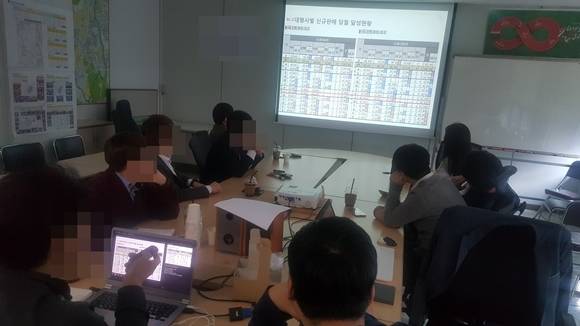 KT가 지난해 마케팅부에서 KTcs 소속 KC들에게 실적 리뷰 회의 내용을 공유하는 모습. ⓒ KTcs 지회