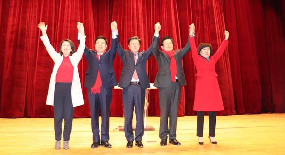 13일 보령문화예술회관에서 열린 자유한국당 김태흠 국회의원(보령 서천)의정보고회에서 황교안 전 총리 및 김광림 의원, 김순래 의원, 신보라 의원 등이 만세을 외치고 있다. = 오영태 기자