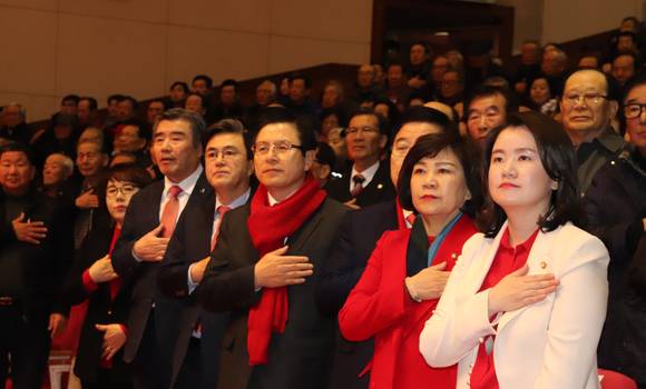 국민의례를 하고 있는 황교안 전 총리 및 김태흠 의원과 동료 의원들. = 오영태 기자