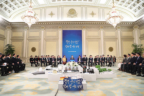 문재인 대통령은 '골목상권 르네상스, 자영업·소상공인과 동행'이라는 슬로건으로 자영업·소상공인 초청 간담회를 진행한다. ⓒ 청와대