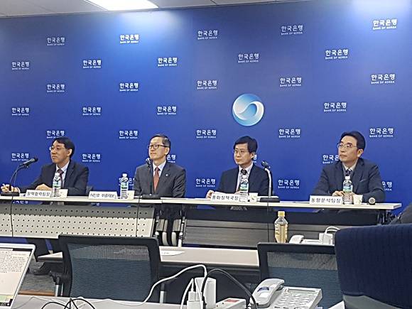 2019년 2월 통화신용정책 보고서 기자설명회에 나선 허진호 부총재보(사진 왼쪽 두 번째) 장정수 정책협력팀장, 박종석 통화정책국장, 배병호 동향분석팀장.= 김다빈 기자