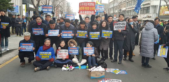 16일 민주당 광산갑 지역위원회가 금남로에서 열린 자유한국당 망언의원 퇴출 및 5·18역사왜곡처벌범 제정 범시민궐기대회에 참석해 힘을 보탰다.