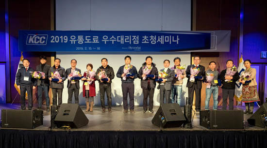 KCC는 '2019 유통도료 우수대리점 초청 세미나'를 경주 현대호텔에서 2월15일부터 이틀간 개최했다. 사진은 우수 대리점으로 선정된 대리점 대표들의 기념사진촬영. ⓒ KCC