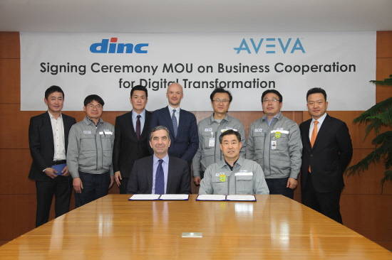 서흥원 DSME정보시스템 대표(앞줄 오른쪽)와 스틴 롬홀트 톰슨 아비바 글로벌 영업총괄(왼쪽)이 기념촬영을 하고 있다. ⓒ 대우조선해양