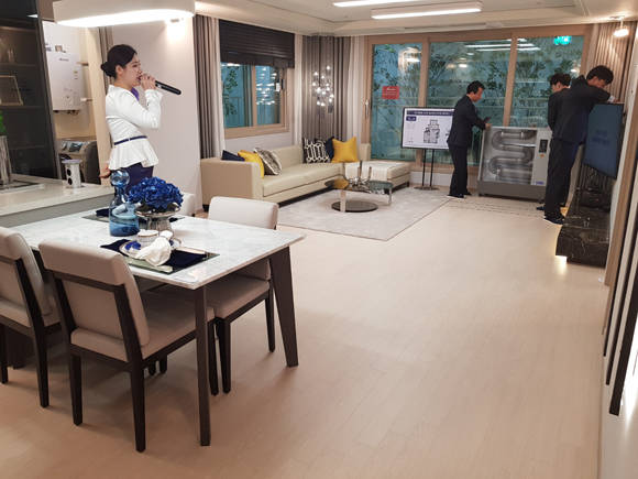 60대 이상의 방문객들은 넓은 거실을 장점으로 꼽는 경우가 많았다. 인근 단지 대비 100여만원 높은 분양가를 브랜드 파워로 극복할지 귀추가 주목된다. = 장귀용 기자