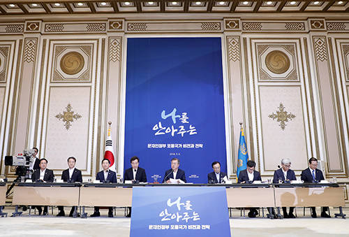 문재인 대통령은 '국민 전 생애 기본생활 보장, 2022 국민의 삶이 달라집니다'라는 슬로건으로 서울 노원구에 위치한 월계문화복지센터에서 '포용국가 사회정책 대국민 보고'를 열었다. ⓒ 청와대
