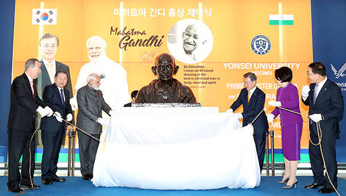 문재인 대통령과 김정숙 여사는 국빈 방문 중인 모디 총리와 함께 '마하트마 간디 흉상 제막식'에 참석했다. ⓒ 청와대