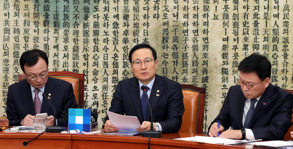 홍영표 더불어민주당 원내대표가 25일 국회 당대표회의실에서 열린 최고위원회의에서 발언하고 있다. ⓒ 연합뉴스