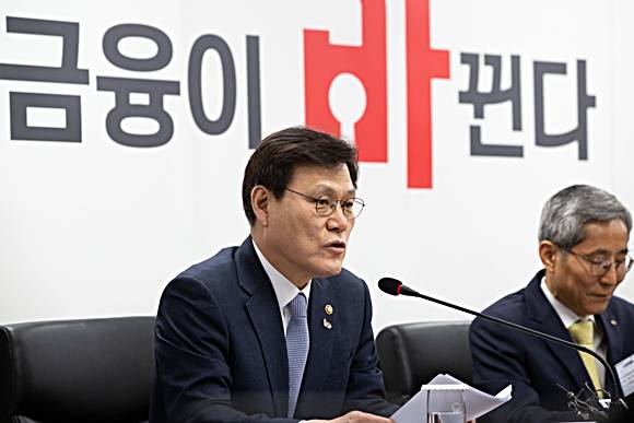금융결제 인프라 혁신방안을 위한 금융지주 간담회에서, 최종구 금융위원장이 모두발언을 하고 있다. ⓒ 금융위원회