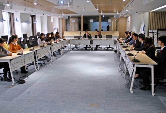 TCS(가운데)와 OVAL 대표단이 아시아와 글로벌 리더십과 비전을 공유하는 특별한 시간을 갖고 있다. ⓒ OVAL KOREA