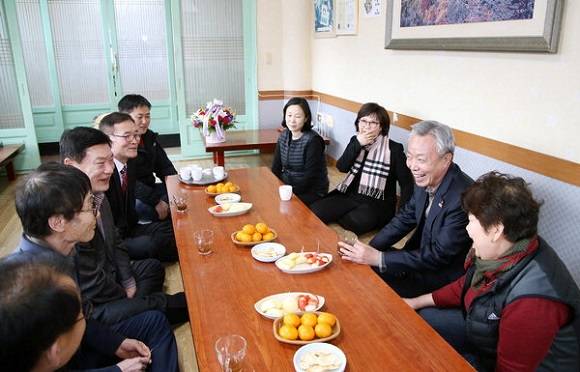 윤상기 군수(오른쪽 두번째)가 화개면 탑리에 사는 양창호·김희진 부부의 가정을 찾아가 다섯째 아이를 낳은 것을 축하했어요. ⓒ 하동군