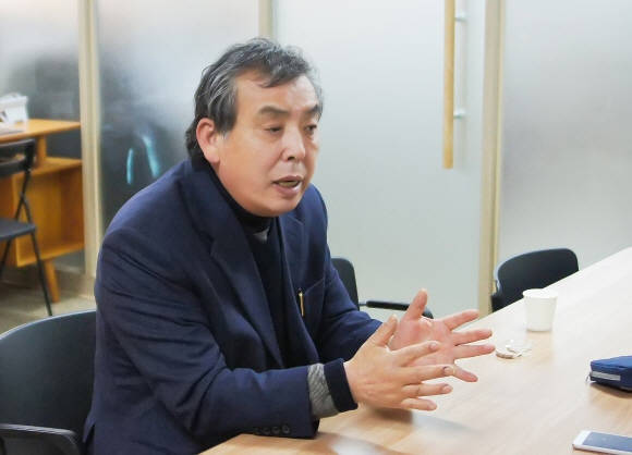 김근태 화백은 세계 각국에 있는 장애 아이늗을 화가로 키우고 싶다는 꿈을 밝혔다. = 신현희 포토그래퍼