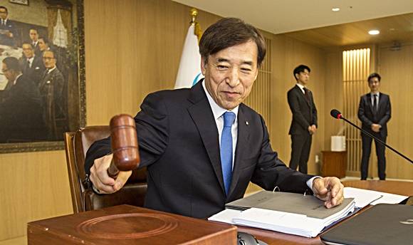 올해 2번째로 열린 한국은행 금융통화위원회 본회의에서 기준금리 동결을 선언한 이주열 한국은행 총재. ⓒ 뉴스1