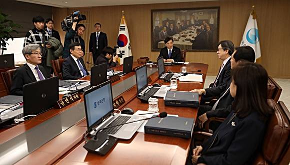 이주열 한국은행 총재가 28일 오전 서울 중구 한국은행에서 열린 금융통화위원회에 참석해 회의를 주재하고 있다. ⓒ 뉴스1