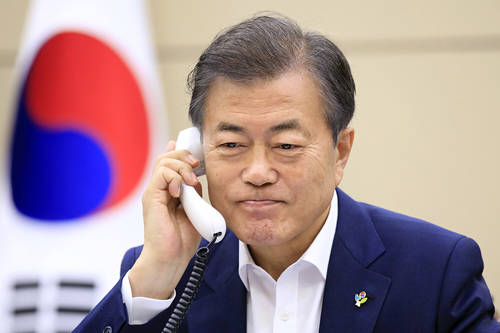 문재인 대통령은 '제2차 북미정상회담'이 끝난 28일 오후 도널드 트럼프 미국 대통령과 통화를 하고 이날 회담 결과에 대해 의견을 나눴다. ⓒ 청와대