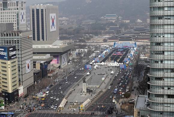 3.1절 100주년을 하루 앞둔 28일 기념행사 준비중인 서울 광화문광장. ⓒ 연합뉴스