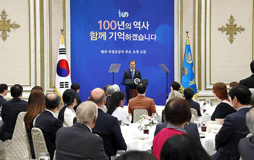 문재인 대통령은 해외 독립유공자 후손 초청 오찬에서 "여러분을 존경하고 사랑하는 대한민국의 마음을 기억해 달라"고 말했다. ⓒ 연합뉴스