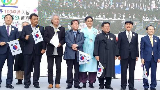 국제청년평화그룹은 지난 2일 오후 옛 도청 5.18민주광장 일대에서 3.1절 100주년 기념 행사를 갖고 광주‧전남을 대표하는 33인을 선정했다. 가운데 한복을 입은 '노남수 위원장'. ⓒ 전국혁신비상대책위원