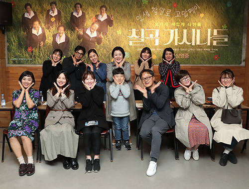 김정숙 여사는 8일 '세계여성의 날'을 앞두고 여성으로서의 삶에 관심을 갖고 신구 세대가 서로를 이해하는 자리로 영화 '칠곡가시나들'을 관람하고 참석자들과 간담회를 가졌다. ⓒ 청와대