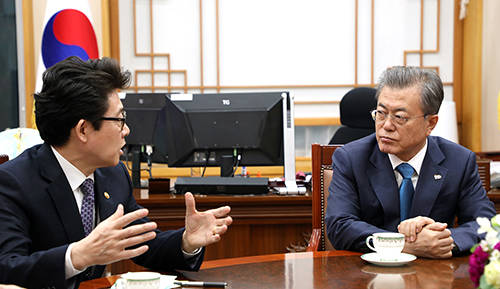 문재인 대통령은 연일 계속되는 미세먼지 '매우 나쁨' 현상에 대해 "비상한 시기에는 비상한 조치 취해야 한다"고 말했다.ⓒ 청와대