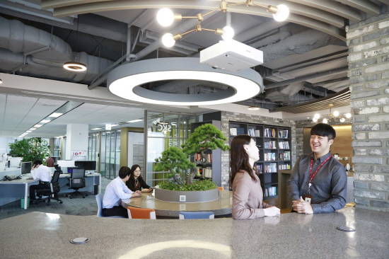 SKC 구성원이 휴식공간에 모여 이야기를 나누고 있다. ⓒ SKC