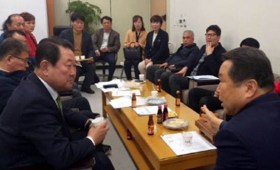 광주시배구협회 사무실을 찾은 박주선 의원(좌측)에서 한전 광주 연고지 이전의 당위성을 설명하고 있는 전갑수 광주시배구협회장(우측). ⓒ 광주시배구협회