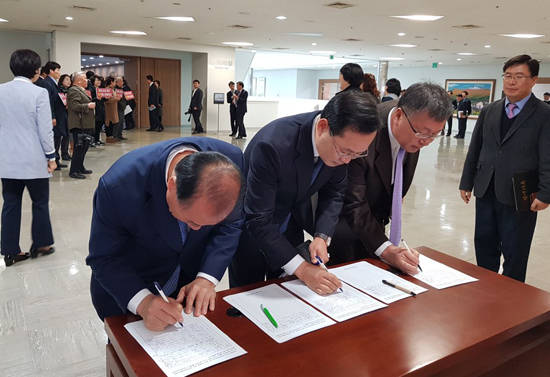 김동찬 광주시의회 의장이 한전 광주 연고지 이전을 희망하는 서명운동에 동참했다. ⓒ 광주시배구협회