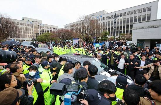 11일 전두환 전 대통령이 5·18 민주화운동 관련 형사재판 출석을 마치고 광주지방법원을 빠져나가자 사죄를 촉구하는 시민이 차량을 둘러싸며 항의하고 있다. ⓒ 연합뉴스