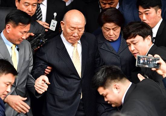 전두환 전 대통령이 11일 광주지방법원에서 열린 5·18 민주화운동 관련 형사재판에 피고인으로 출석을 마치고 나서 부인 이순자와 함께 청사를 나서고 있다. ⓒ 연합뉴스