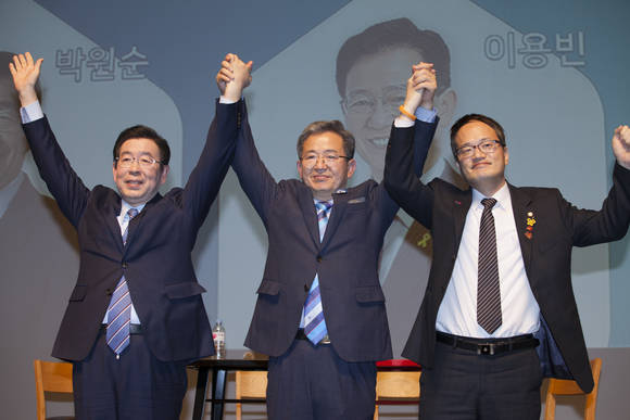 박원순 서울시장, 이용빈 광산갑 지역위원장, 박주민 민주당 최고의원(사진 왼쪽부터)이 ‘포럼 광주의 빛’ 창립기념 토크콘서트를 마치고 참석한 회원들과 함께 포럼의 앞날을 축하했다. Ⓒ프라임경제