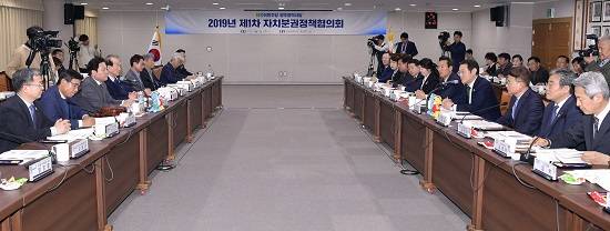 이용섭 광주광역시장이 15일 오후 광주광역시청 중회의실에서 열린 더불어민주당 광주시당 2019년 제1차 자치분권정책협의회에서 송갑석 광주시당위원장, 광역·기초의원, 시·도당 관계자들과 함께 지역 주요 현안과제를 논의하고 있다. ⓒ 광주광역시