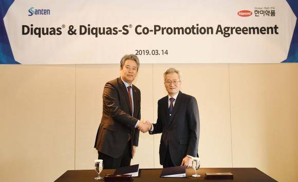 우종수 한미약품 대표이사(오른쪽)와 이한웅 한국산텐제약 대표이사가 공동판매 계약식 후 악수를 나누고 있다. ⓒ 한미약품