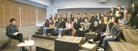 대웅제약은 지난 15일 서울 삼성동 본사 소통라운지에서 '팜 DW' 약대생 실습생 약 30명과 전승호 사장이 함께하는 소통간담회를 가졌다. ⓒ 대웅제약