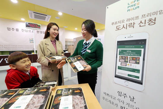 대우건설은 입주민을 위한 도시락제공서비스인 '라이프 프리미엄' 프로그램을 운영 중이다. 사진은 입주민이 도시락을 수령하는 모습. ⓒ 대우건설
