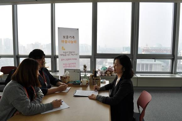 신 센터장과 상담사들이 심리재활집중센터의 향후 홍보활동에 대해 논의하고 있다. = 박지혜 기자